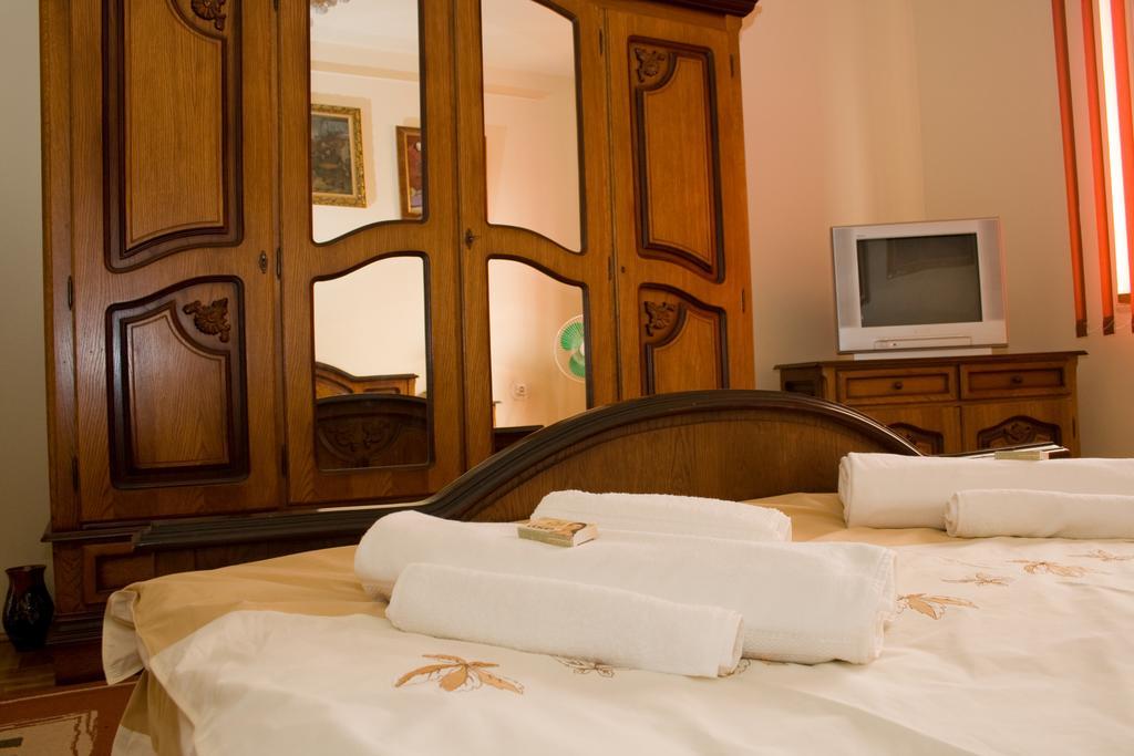 Отель Pension Mellis Cluj Napoca Экстерьер фото