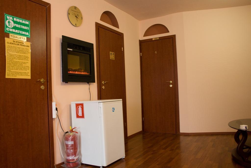 Отель Pension Mellis Cluj Napoca Экстерьер фото